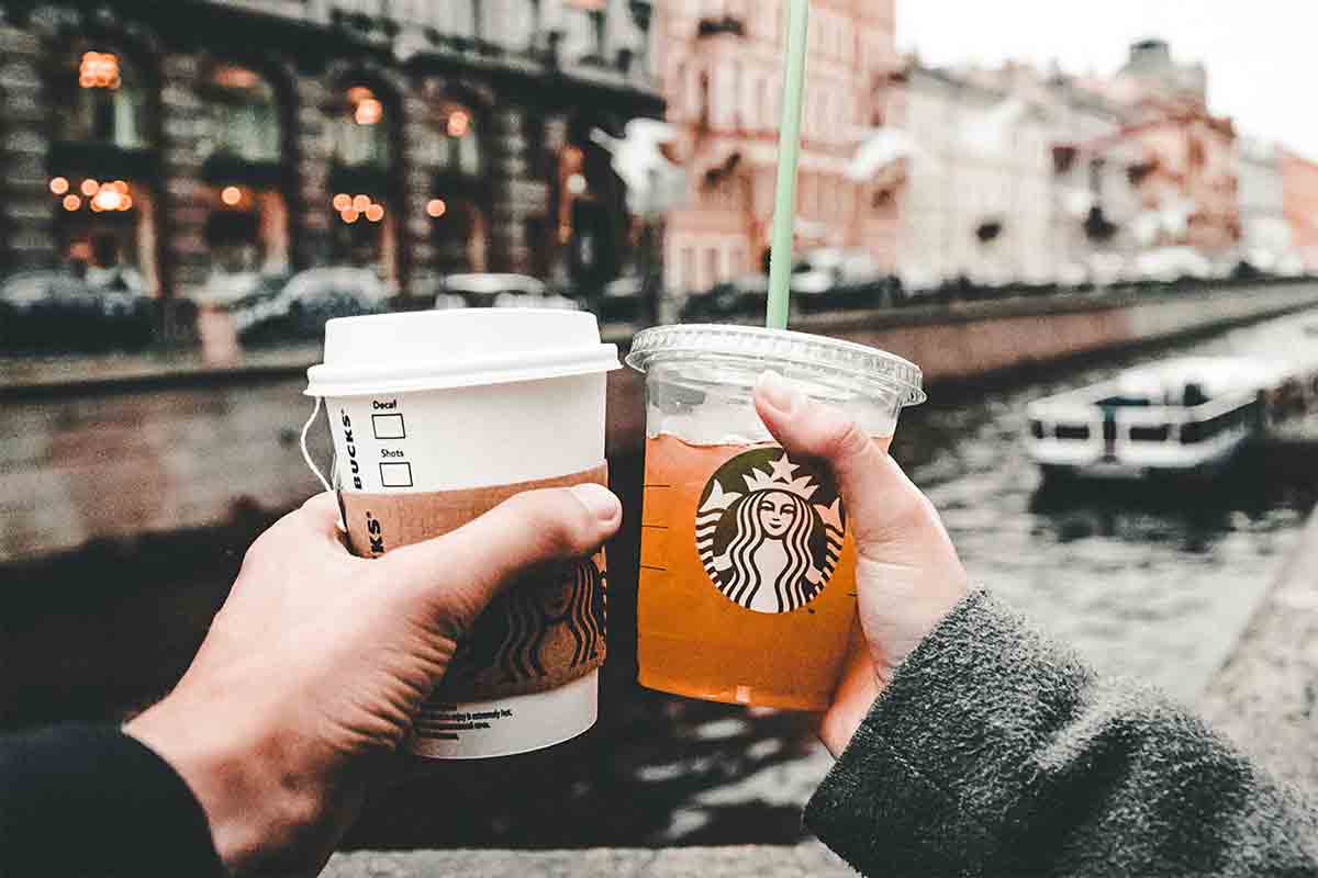 Porównanie kawy Starbucks i Costa Coffee