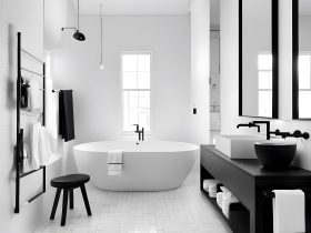 Biała łazienka: Aranżacja z wzorzystą podłogą - Inspiracje łazienkowe